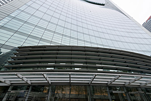 簡(jiǎn)述玻璃幕墻更換幾塊玻璃的成本很高的原因？